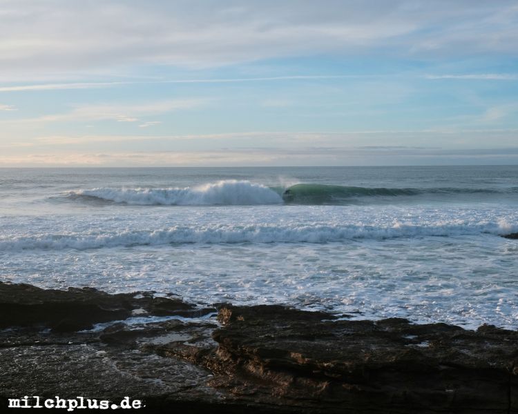 Roadtrip Portugal: Ein Surfer in einer Barrel in Ericeira