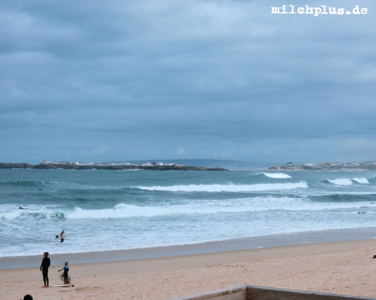 Roadtrip Portugal: Der Strand von Baleal mit großen Wellen.