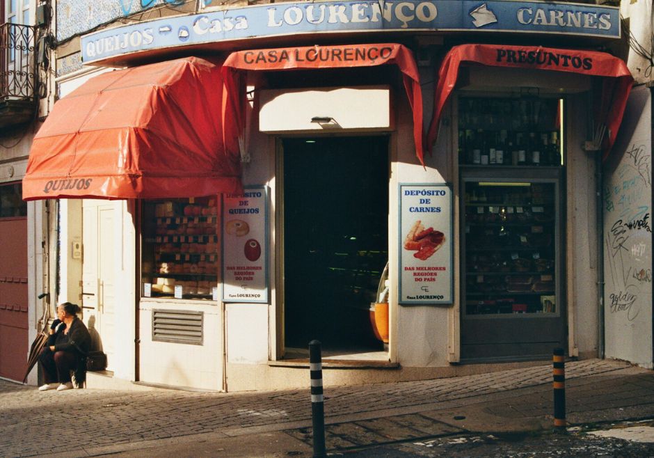 Portugal Roadtrip Titelbild: Eine Frau vor einem Laden in Porto
