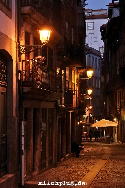Roadtrip Portugal: Eine Gasse in Porto bei Nacht