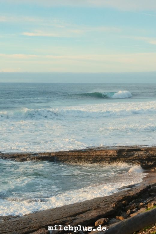 Roadtrip Portugal: Ein Surfer in Ericeira.