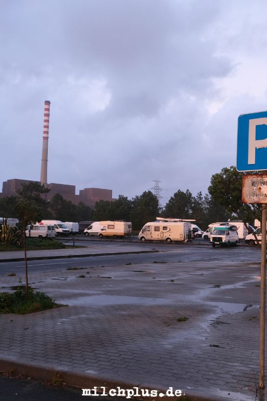 Roadtrip Portugal: Ein Parkplatz in Sines mit vielen Wohnmobilen
