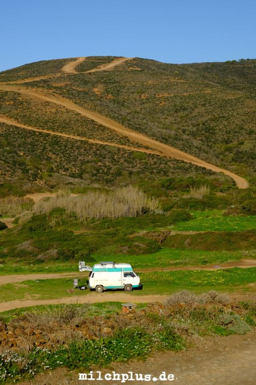 Roadtrip Portugal: Ein Strandparkplatz mit einem VW-Bus.