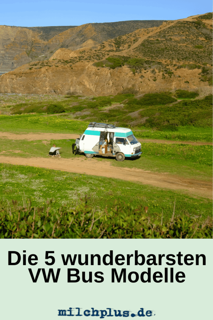 VW Bus Camper steht in Portugal an einem Strand, Textoverlay "die 5 wunderbarsten VW Bus Modelle"