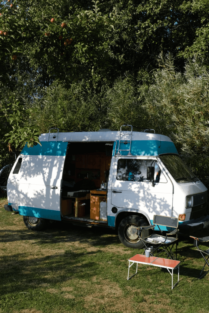 VW Bus auf einem privaten Stellplatz
