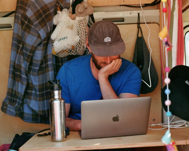 Wohnen im Wohnmobil: der Autor arbeitet am Laptop
