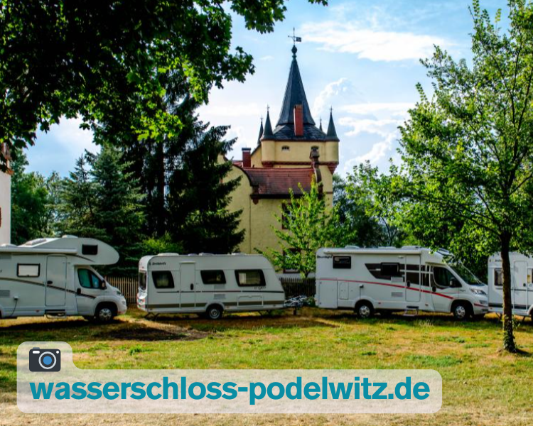 Bild vom Wasserschloss Podelwitz mit Wohnmobilen davor